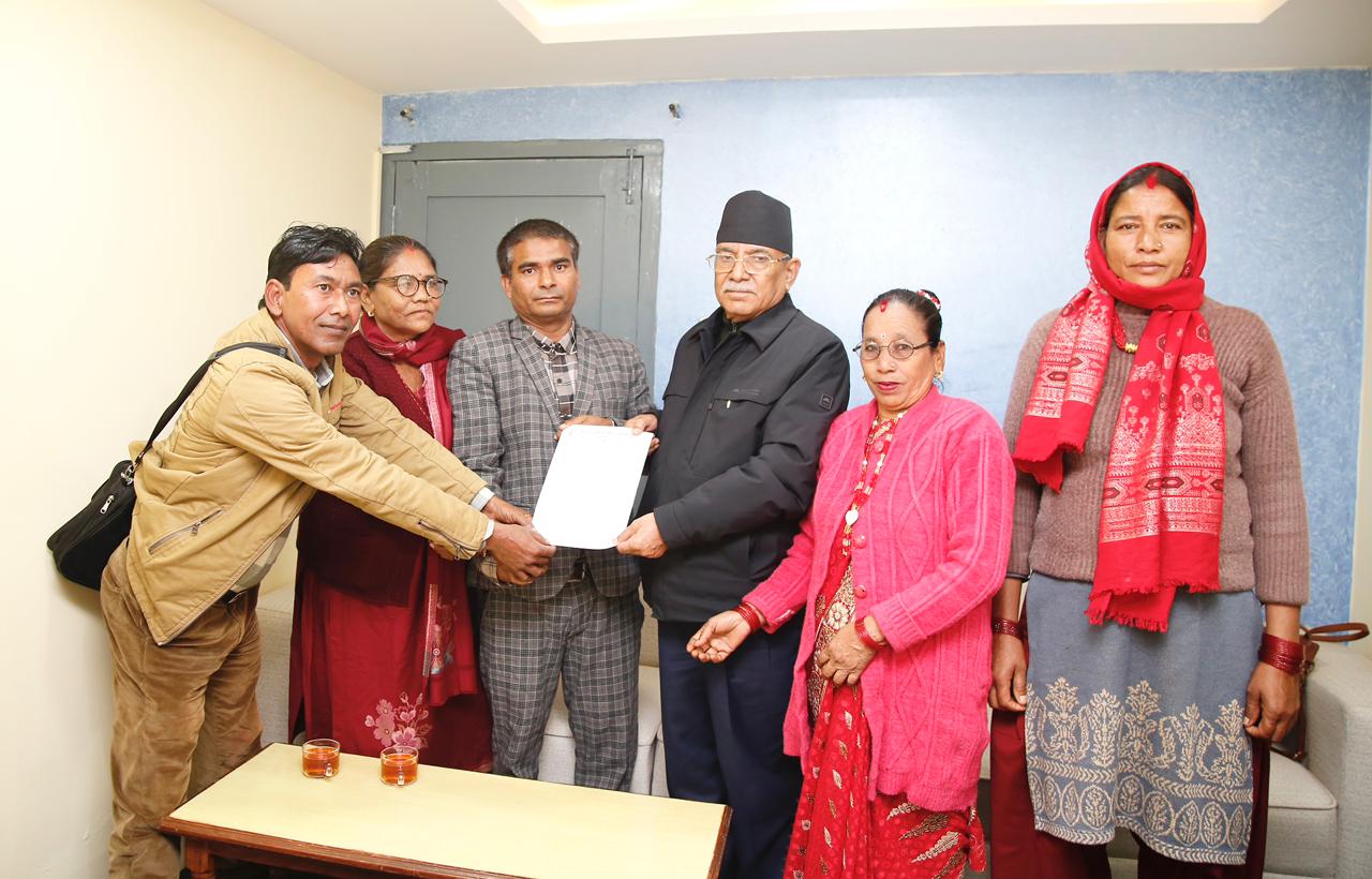 प्रचण्डलाई भेटेर सुकुम्वासीले भने, 'हामीलाई दुई बिगाहा जमिन दिलाइयोस्'
